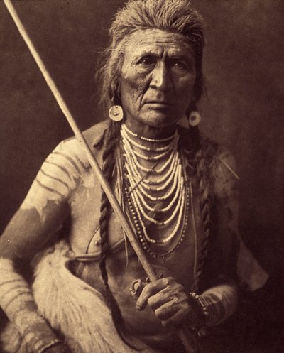 Farkas, indiai apsaroke (Wolf – Az Apsaroke-t néha Absaroke-nak is írják) A fotó az Edward S. Curtis (1868-1952) által az észak-amerikai indiánokról szóló enciklopédiának a 4. kötetéből származik, Theodore Roosevelt előszavával. 1907 és 1930 között 2 alkotó: Edward Sheriff Curtis