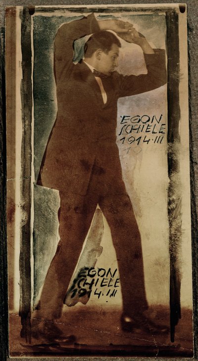 Egon Schiele felemelt karral ... (fotó) alkotó: Egon Schiele