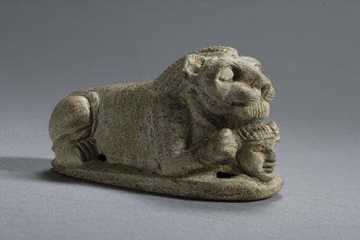 Fejet szorongató fekvő oroszlán fedele, Napata-Meroe, Felső-Núbia (szteatit) alkotó: Egyptian
