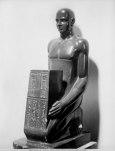 Naoforos emberszobor (bazalt) alkotó: Egyptian