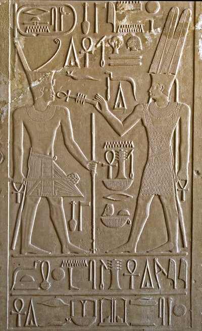 Egyiptomi antikvitás: I. Sesostrist ábrázoló hieroglifa, amely Amon RA kezéből kapja az élet és egészség szimbólumait - I. Szeszosztrisz fáraó fehér kápolnája (Kr. e. 1962-1928) 12. dinasztia, Amon isten tiszteletére épült szentély - nyitott égbolt Múzeum  alkotó: Egyptian 12th Dynasty