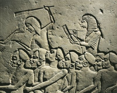 Negroid foglyok egy csoportja, akiket botokkal felfegyverzett őrök vesznek körül, miközben egy írnok jelentést készít. Relief Horemheb sírjából, Szakkarában, részlet alkotó: Egyptian 18th Dynasty