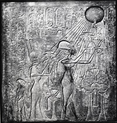 Ehnaton (IV. Amenhotep) eretnek fáraó, Kr.e. 150-től uralkodott, itt Nefertitivel és két lányukkal ajándékoztak a Napnak. Dombormű eredetileg a thébai Nap-templomban. Vászon ruhadarabok alkotó: Egyptian 18th Dynasty