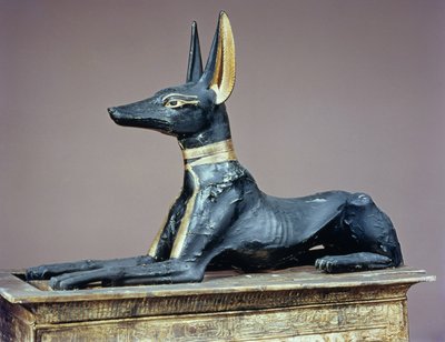 Anubisz, az egyiptomi halottak istene egy szentély formájú ládából, Tutanhamon sírjából (Kr. e. 1370-52) Újbirodalom (fa) (lásd még: 63054) alkotó: Egyptian 18th Dynasty