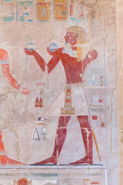 Bas domborműves kép, amely áldozatokat hozó fáraót ábrázol, Deir Al Bahari hatsepsuti temploma, Luxor, Egyiptom (fotó) alkotó: Egyptian 18th Dynasty