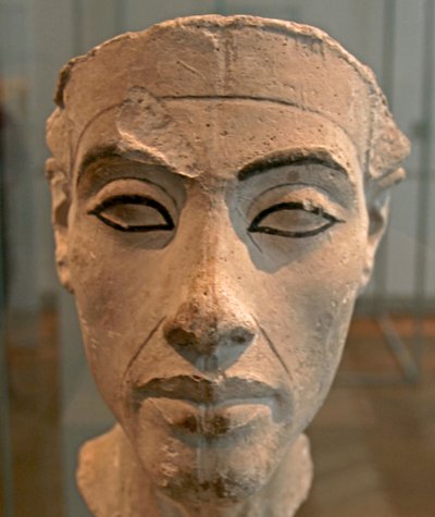 Nefertiti mellszobra (Kr. e. 1370-től 1330-ig) Ehnaton egyiptomi fáraó nagy királyi felesége (fő hitvese). Nefertiti és férje a vallási forradalomról voltak ismertek. Egyetlen istent kezdtek imádni, Atont, a napkorongot. alkotó: Egyptian 18th Dynasty