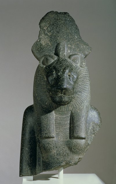Sakhmet mellszobra egy ülő szoborról, akár a Mut körzetből, akár Amenhotep III halotti templomából (granodiorit) alkotó: Egyptian 18th Dynasty