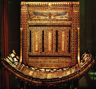 Tutankhamon ünnepi széke, az ívelt ülés és háttámla részlete, Újbirodalom, ie 1325 körül (aranyozott és berakásos fa) (59232 részlet) alkotó: Egyptian 18th Dynasty