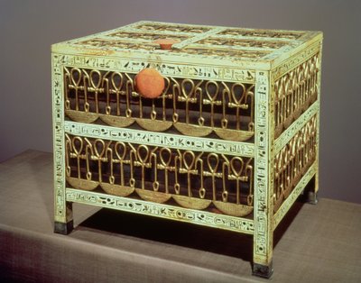 Kassza Tutanhamon sírjának kincstárából (Kr. e. 1370-52) Új Királyság (fa és elefántcsont arany és ezüst bevonattal) alkotó: Egyptian 18th Dynasty