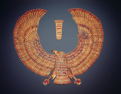 Nyakörv Nekhbet keselyűistennő alakjában, Tutanhamon sírjából (Kr. e. 1370-1352) Újbirodalom (arany, féldrágakövekkel kirakott) (lásd még: 153789) alkotó: Egyptian 18th Dynasty
