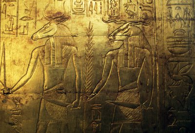Istenségek, metszet a harmadik temetkezési kápolna hátsó, arannyal borított táblájáról, Tutanhamon kincstára, Egyiptom, Egyiptomi civilizáció, Újbirodalom, XVIII. dinasztia alkotó: Egyptian 18th Dynasty