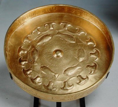 Djehuty általános kötelessége halakkal és virágokkal díszített étel, Új Királyság, 1479-1425 körül (arany) alkotó: Egyptian 18th Dynasty