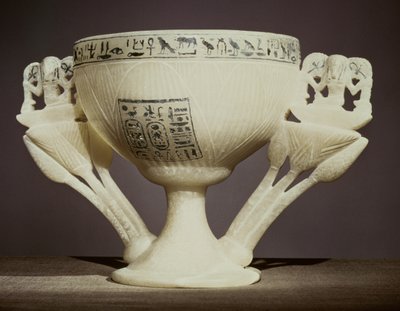Ivópohár félig kinyílt lótuszvirág formájában, Tutanhamon sírjának bejáratánál (Kr. e. 1370-52) Új Királyság (alabástrom) (lásd még: 162302 és 228555) alkotó: Egyptian 18th Dynasty