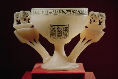 Ivópohár félig kinyílt lótuszvirág formájában, Tutanhamon sírjának bejáratánál (Kr. e. 1370-52) Új Királyság (alabástrom) (lásd még: 149480 és 228555) alkotó: Egyptian 18th Dynasty