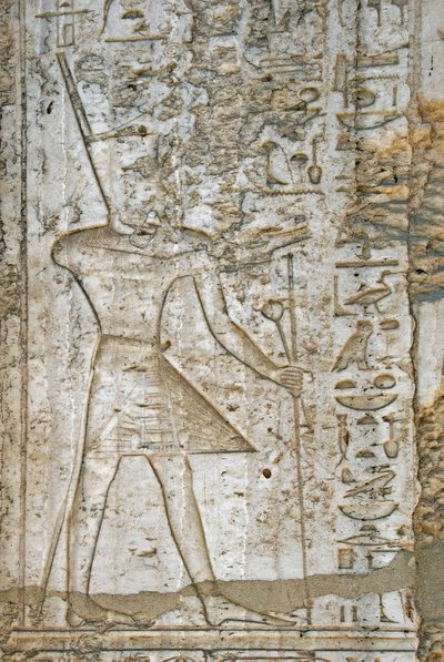 Egyiptomi ókor: IV. Thutmosis fáraót (Kr. e. 1419-1387) ábrázoló albasztromkápolna domborműveinek részlete, amely a hatalom szimbólumait viseli. Karnak Temple Szabadtéri Múzeum Egyiptom alkotó: Egyptian 18th Dynasty