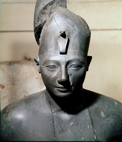 Egyiptomi antikvitás: Thutmosis fáraó (Tuthmosis vagy Thutmus) III (Kr.e. 1504-1450 körül) 18. dinasztia bazalt mellszobra. Karnakból. Kairó, Egyiptomi Múzeum alkotó: Egyptian 18th Dynasty