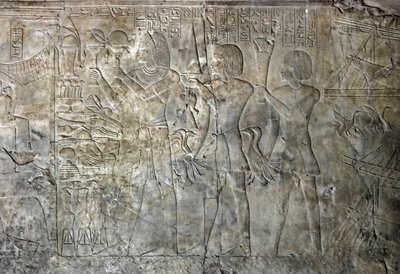 Egyiptomi antikvitás: Kha em Het (Khaemhat) padlásfelügyelő és írnok sírjától kapcsolódik az adományhordozókat képviselő Amenophis III (TT57) udvarához. 18. dinasztia. Kr.e. 1530-1290. Vallee des Nobles. Luxor, Ciszjordánia, Egyiptom alkotó: Egyptian 18th Dynasty