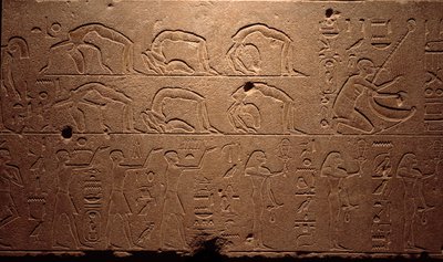 Egyiptomi ókor: egy vésett freskó részlete, amely táncosokat, torzítókat és zenészeket ábrázol. Hatsepszut királynő (Hatsepszut) 18. dinasztia időszaka. Luxor, Egyiptomi Művészeti Múzeum alkotó: Egyptian 18th Dynasty
