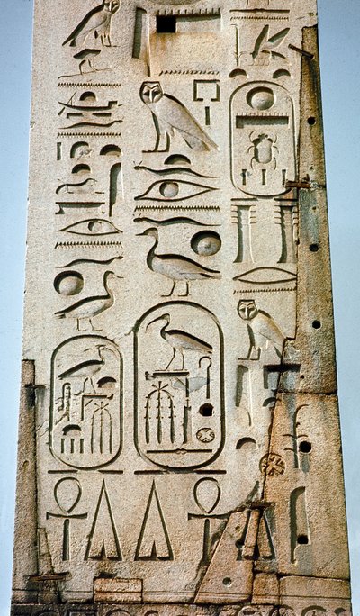 Egyiptomi antikvitás: a Lateranense obeliszk részlete, amelyet hieroglifákkal borítanak a thébai Amon templomból. Kr.e. 15. század. Szent János tér, Róma alkotó: Egyptian 18th Dynasty