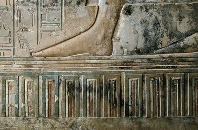 Egyiptomi antikvitás: a sírból kilépő írnok lábát ábrázoló dombormű, valamint Kha em Het (Khaemhat) padlásfelügyelő és írnok Amenophis III udvarában (TT57) sírjának palotafríze. 18. dinasztia. Kr.e. 1530-1290. Vallee des Nobles. L alkotó: Egyptian 18th Dynasty