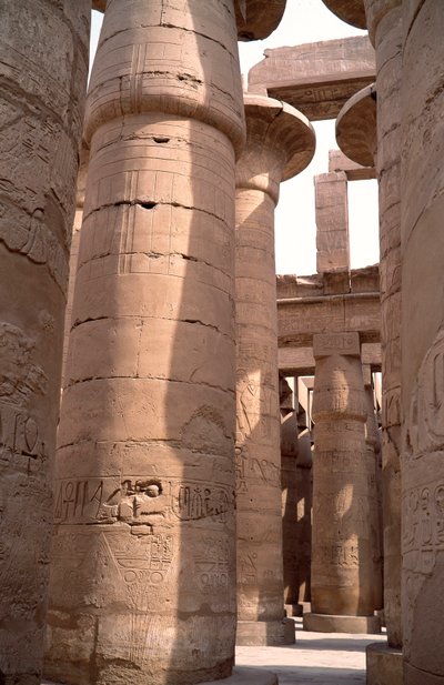 Egyiptomi antikvitás: kilátás az Amon-templom hypostyle szobájának oszlopaira. Karnak honlapja Luxorban, Egyiptomban alkotó: Egyptian 18th Dynasty