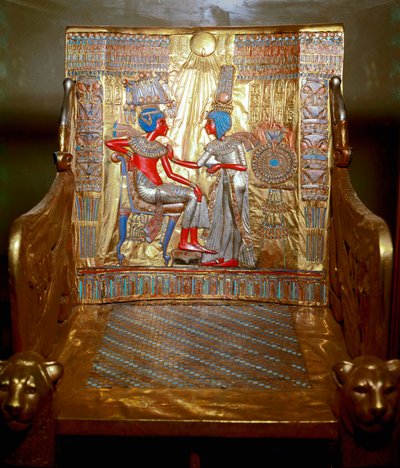 Egyiptomi antiquitis: arany fából készült trón, amelyet Tutanhamon festett, a fáraó trezorának részeként. Ankhesenpaaton királynő (Ankhesenpaamon, Ankhesenamon) ábrázolása, aki olajjal masszírozza bátyja és felesége, Tutanhamon vállát. alkotó: Egyptian 18th Dynasty