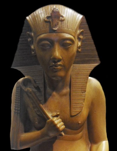 Az Amarna-korszak egy királyi csoportjának töredéke: A tizennyolcadik dinasztia második felét IV. Amenhotep uralkodása jellemezte, aki nevét Ehnatonra változtatta (Kr. e. 1353-1336), hogy tükrözze Egyiptom többistenhívő vallásának drámai változását. alkotó: Egyptian 18th Dynasty