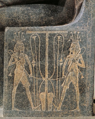 Gránit szoborcsoport, Horemheb felajánlásokat tesz Atum istennek, Atum trónjának részlete Széthel és Hórusz trónusával alkotó: Egyptian 18th Dynasty