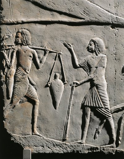 Élet egy katonai táborban: vízhordó, aki parancsot kap egy tisztjétől, dombormű Horemheb sírjánál Szakkarában. Részlet. alkotó: Egyptian 18th Dynasty