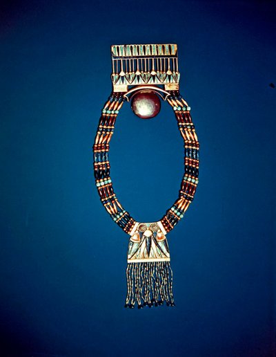Nyaklánc Hold mellkassal, Tutanhamon sírjából, Új Királyság (elektrom, földpát, lapis lazuli és aranygyöngyök) alkotó: Egyptian 18th Dynasty