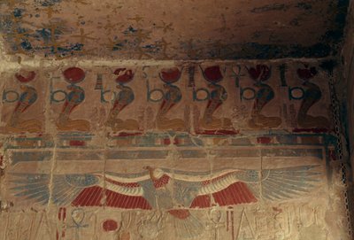 Festett fal napkoronggal, uraeusszal és keselyűvel Felső-Egyiptomból, Hatsepszut halotti temploma, Deir el-Bahari, thébai nekropolisz (UNESCO Világörökségi lista) alkotó: Egyptian 18th Dynasty