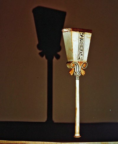 Papiruszfényező, Tutanhamon sírjából, Új Királyság (elefántcsont arany fóliával) alkotó: Egyptian 18th Dynasty