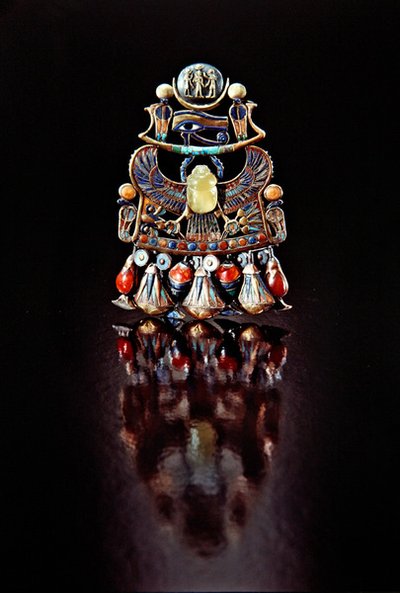 Mellkas madár-szkarabeusz, Tutanhamon sírjából, Új Királyság (arany cloisonne féldrágakövekkel és üvegpasztával díszítve) alkotó: Egyptian 18th Dynasty