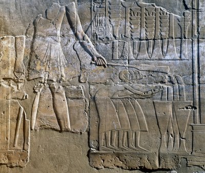 Nők munkáját felügyelő pap, faldombormű, az Amun templom oszlopcsarnoka (Unesco Világörökségi Listája) alkotó: Egyptian 18th Dynasty