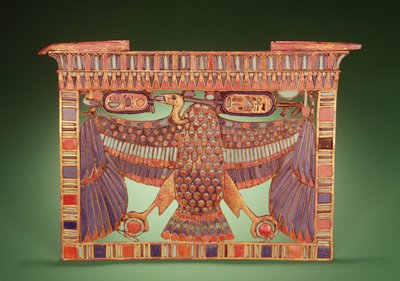 Felső-Egyiptom keselyűjével díszített pilon mellkas, Tutanhamon sírjából (Kr. e. 1370-52) Újbirodalom (üvegpasztával kirakott arany cloisonne) alkotó: Egyptian 18th Dynasty