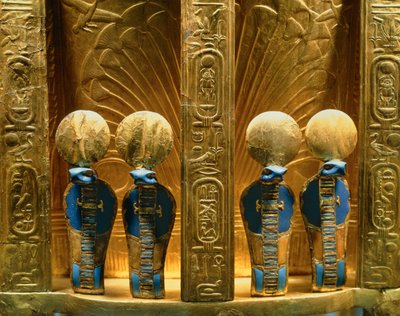 Tutanhamon fáraó trónjának hátoldala négy arany uraeus kobra figurával (arany lapis lazulival). alkotó: Egyptian 18th Dynasty