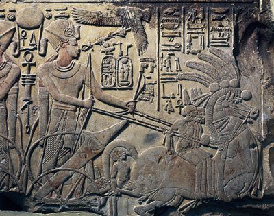 Amenhotep III sztéléje, amelyen a fáraó látható, amint szekeret vezet. 1391-1353 ie. Kőszobor. Kairó, Egyiptomi Múzeum, Kairó. Qinából, Dayr al-Bahriból. Théba. alkotó: Egyptian 18th Dynasty