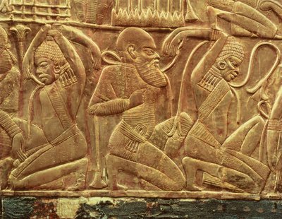 Egyiptom legyőzött és leigázott ellenségei, részlet a Tutanhamon sírjában talált egyik állami szekér belsejéből (Kr.e. 1370-52 körül) Újbirodalom, Kr.e. 1340 körül (stukkóval bevont, arannyal borított fa). alkotó: Egyptian 18th Dynasty