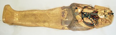 A király legbelső koporsója Tutanhamon sírjából (Kr.e. 1370-1352) Új Királyság (arany féldrágakövekkel kirakva) (részletesen lásd: 343642) alkotó: Egyptian 18th Dynasty