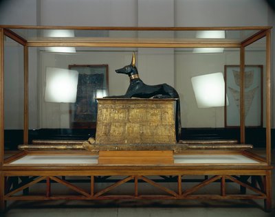 Tutanhamon kincse, Anubisz sakálisten faszobra egy aranyozott ládán az Újbirodalomból. alkotó: Egyptian 18th Dynasty