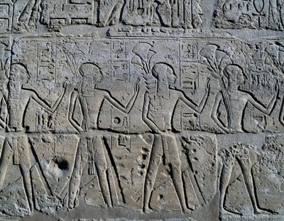 A bányavidékeket szimbolizáló figurák, akik az istennek hódolnak, dombormű, Ramesses II udvara, Amun templom (UNESCO Világörökségi lista). alkotó: Egyptian 19th Dynasty