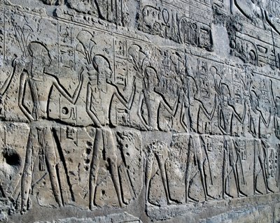 A bányavidékeket szimbolizáló figurák, akik az istennek hódolnak, dombormű, Ramesses II udvara, Amun templom (UNESCO Világörökségi lista). alkotó: Egyptian 19th Dynasty