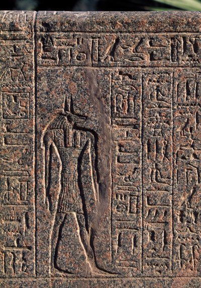 Anubisz ábrázolása, Anubisz és egy másik isten feliratának és domborművének részlete, Amenhotep szarkofágja, Memphisz (Unesco Világörökség listája). alkotó: Egyptian 19th Dynasty