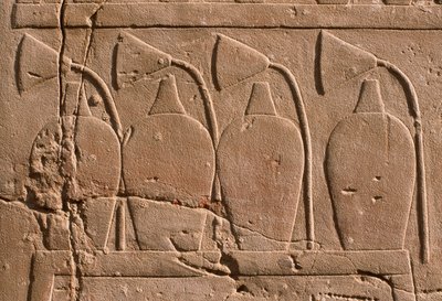 Részlet egy domborműről, amely üvegeket és lótuszvirágokat (mészkő) ábrázol alkotó: Egyptian 19th Dynasty