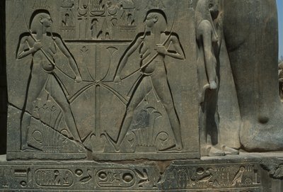 Részlet egy domborműről, amely két férfit ábrázol (homokkő) alkotó: Egyptian 19th Dynasty