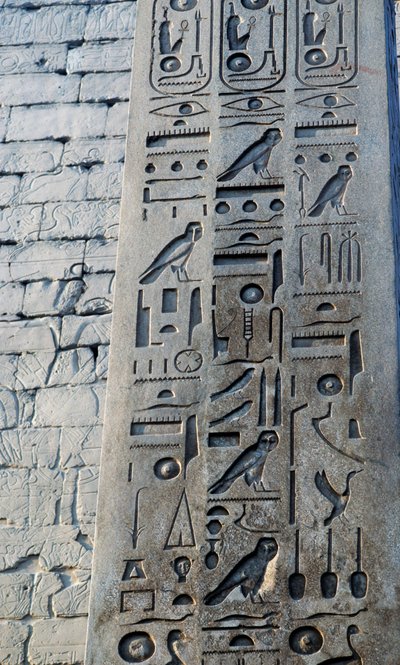 Részlet a rózsaszínű gránit obeliszkről, magassága 25 méter, megrendelője II. Ramszesz, Amon templom, Karnaki templomkomplexum, Luxor, Théba (UNESCO Világörökség). alkotó: Egyptian 19th Dynasty
