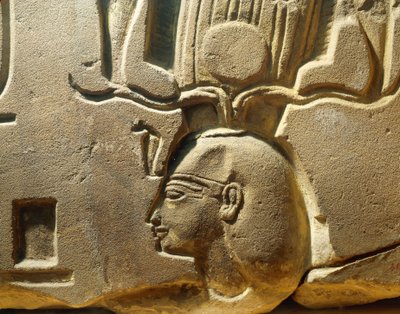 Egyiptom, Luxor, ókori Théba, Assasif-völgy, II. Ramszeszt ábrázoló domborműtöredék és kartusok alkotó: Egyptian 19th Dynasty