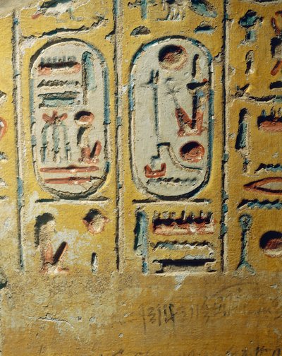 Egyiptom, Luxor, Ókori Théba, Assasif-völgy, a II. Ramszesz által épített templom faltöredéke, amely a fáraó kartusait ábrázolja alkotó: Egyptian 19th Dynasty