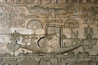 Egyiptomi ókor: a szent csónak felvonulását ábrázoló domborművek, II. Ramszesz fáraónak (Kr.e. 1279-1213) szentelt Emléktemplom, a Ramasseum helyszíne (Ramesseum) Luxorban, Egyiptomban. alkotó: Egyptian 19th Dynasty