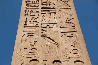 Egyiptomi antikvitás: a töltények és hieroglifák obeliszk sírjának részlete, II. Ramszesz (Kr. e. 1292-1186) fáraó luxori temploma. East Bank (Théba), Egyiptom alkotó: Egyptian 19th Dynasty